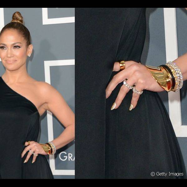 Para o Grammy Awards 2013, Jennifer Lopez investiu em um visual sensual, com unhas em formato pontiagudo, com aplicações de acessórios dourados sobre esmalte branco